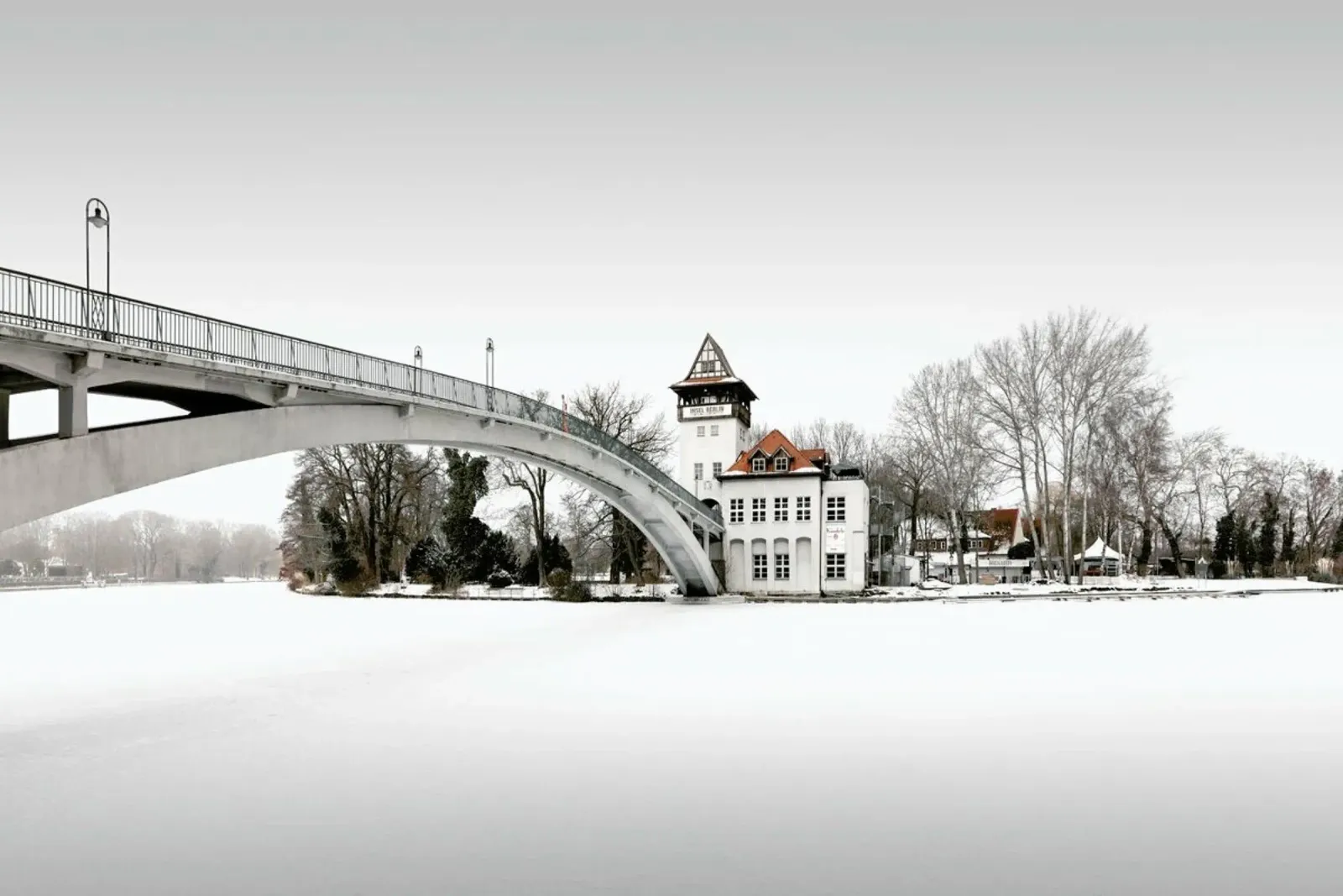 Frozen Island | Berlin 2021 pellicola backlit da Håggard Photography | Ronny Behnert