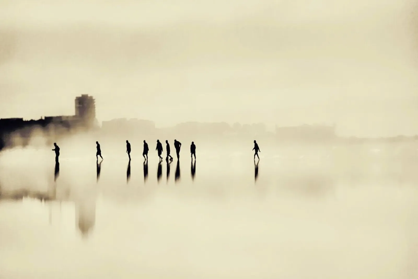 the long walk home tela con Cornice a cassetta da Ingrid Beddoes