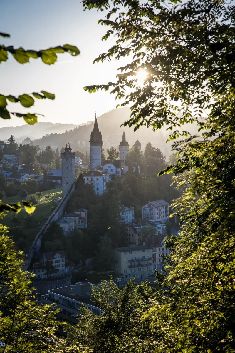 Il Museggmauer di Lucerna all'alba poster con telaio in alluminio da LucernePictures
