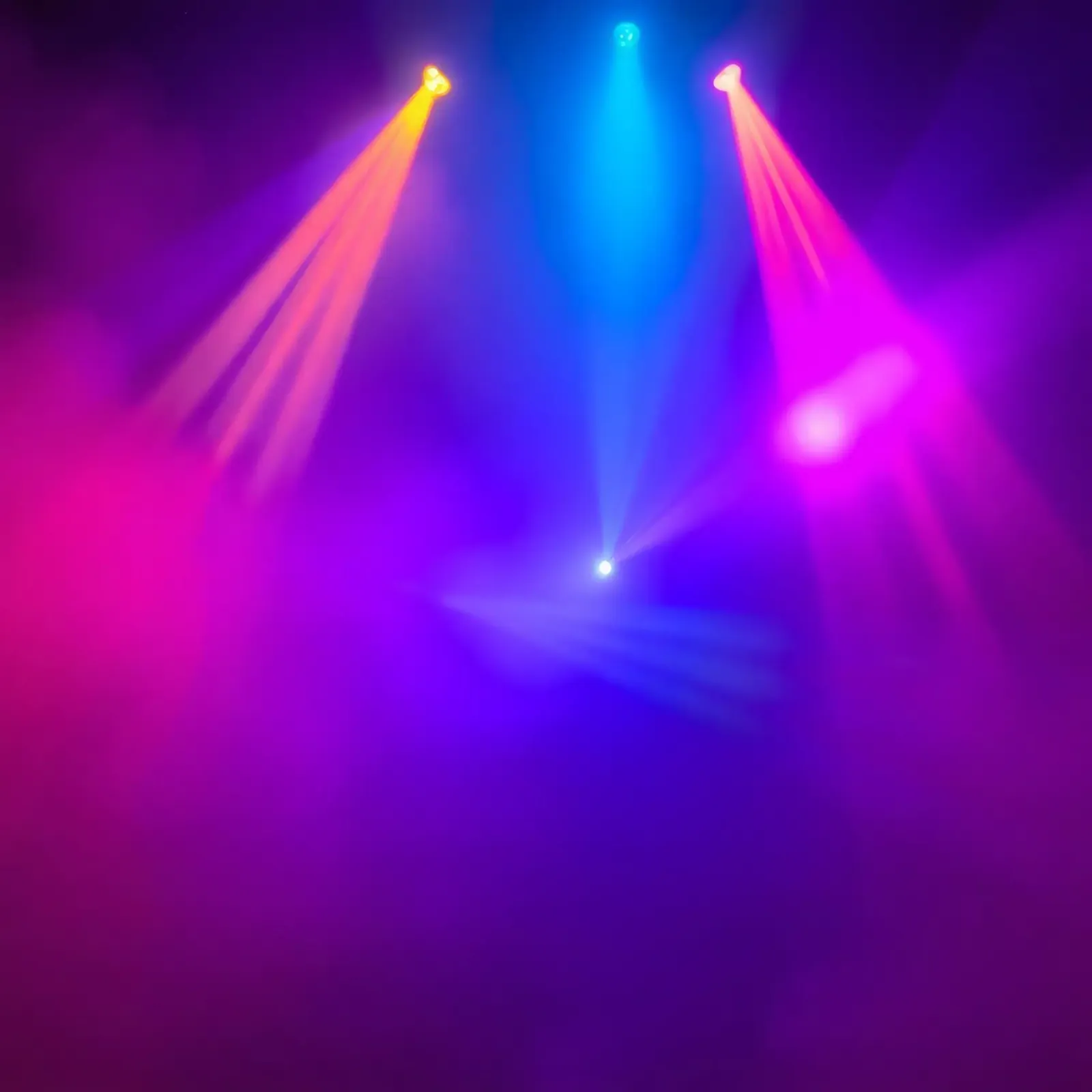 Luci di scena colorate illuminano un'atmosfera nebbiosa plexiglass da DesignDoodle