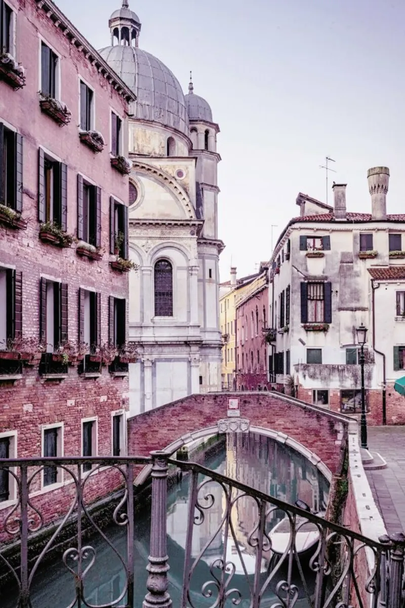 Bridge Over Water pellicola backlit da METROPOLIS