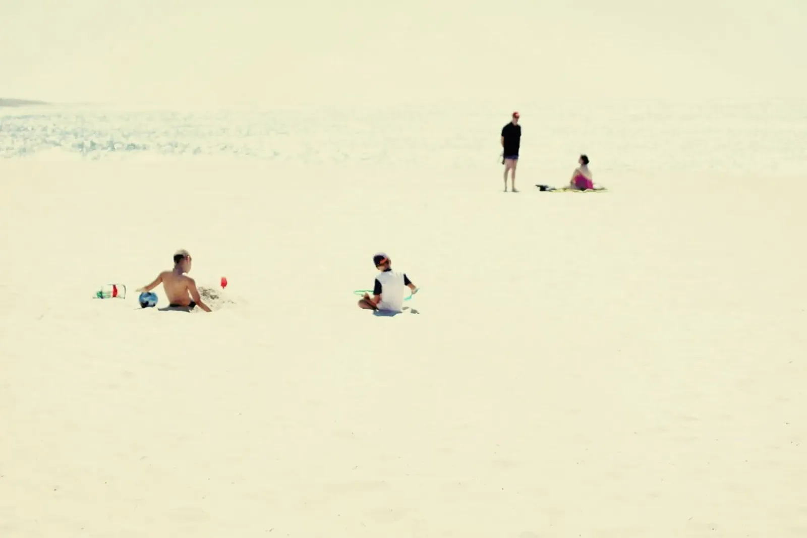 Minimal Beach People pellicola backlit da Ingrid Beddoes