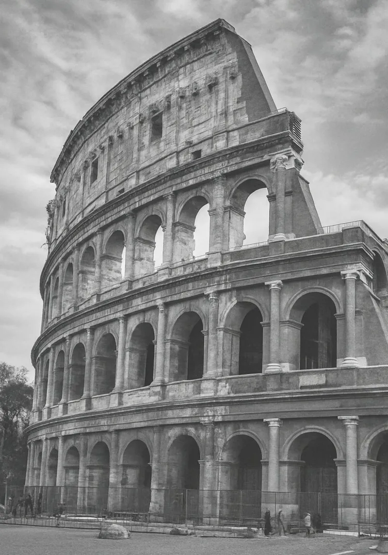 Colosseo, Roma, Italia Bianco e Nero Città Panorama Photogr poster con telaio in legno da the gondels