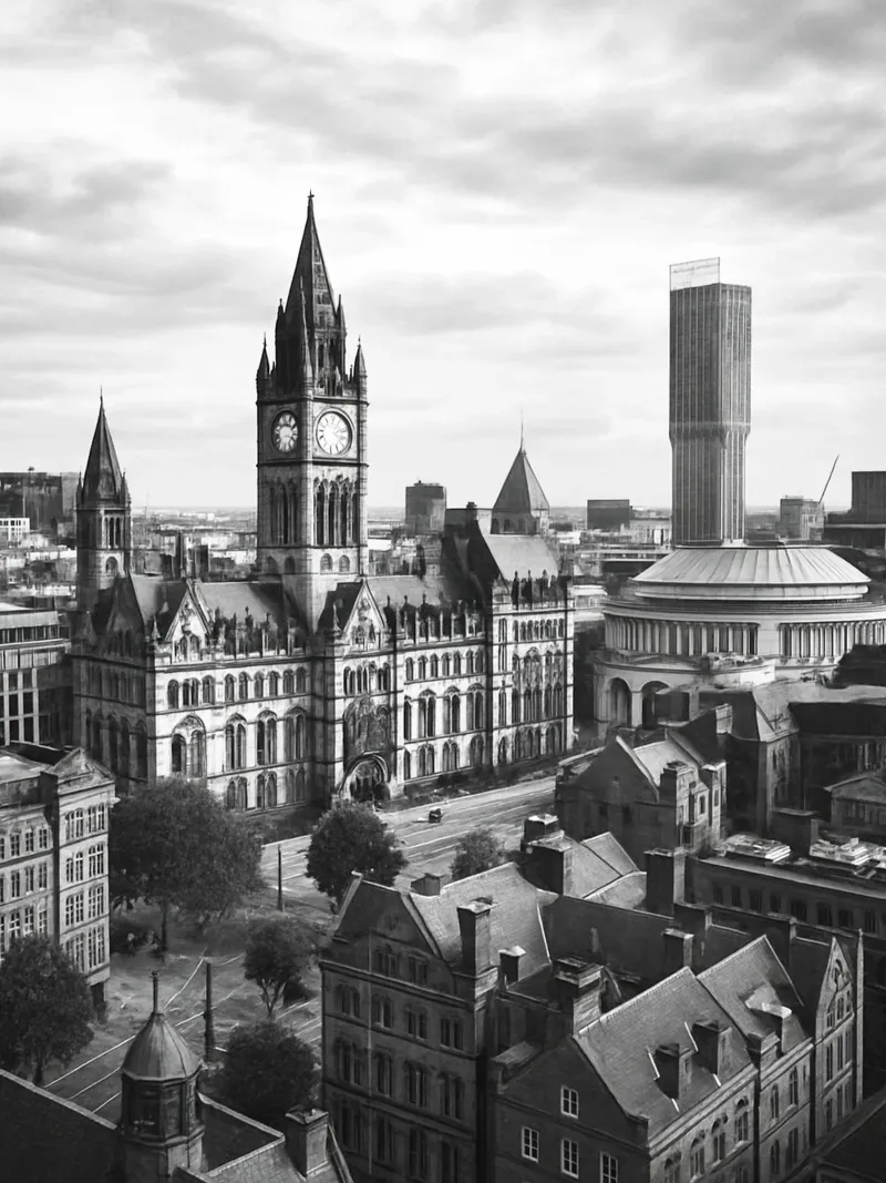 Menchester, inghilterra Panorama della città in bianco e nero Illustrati poster con telaio in legno da the gondels