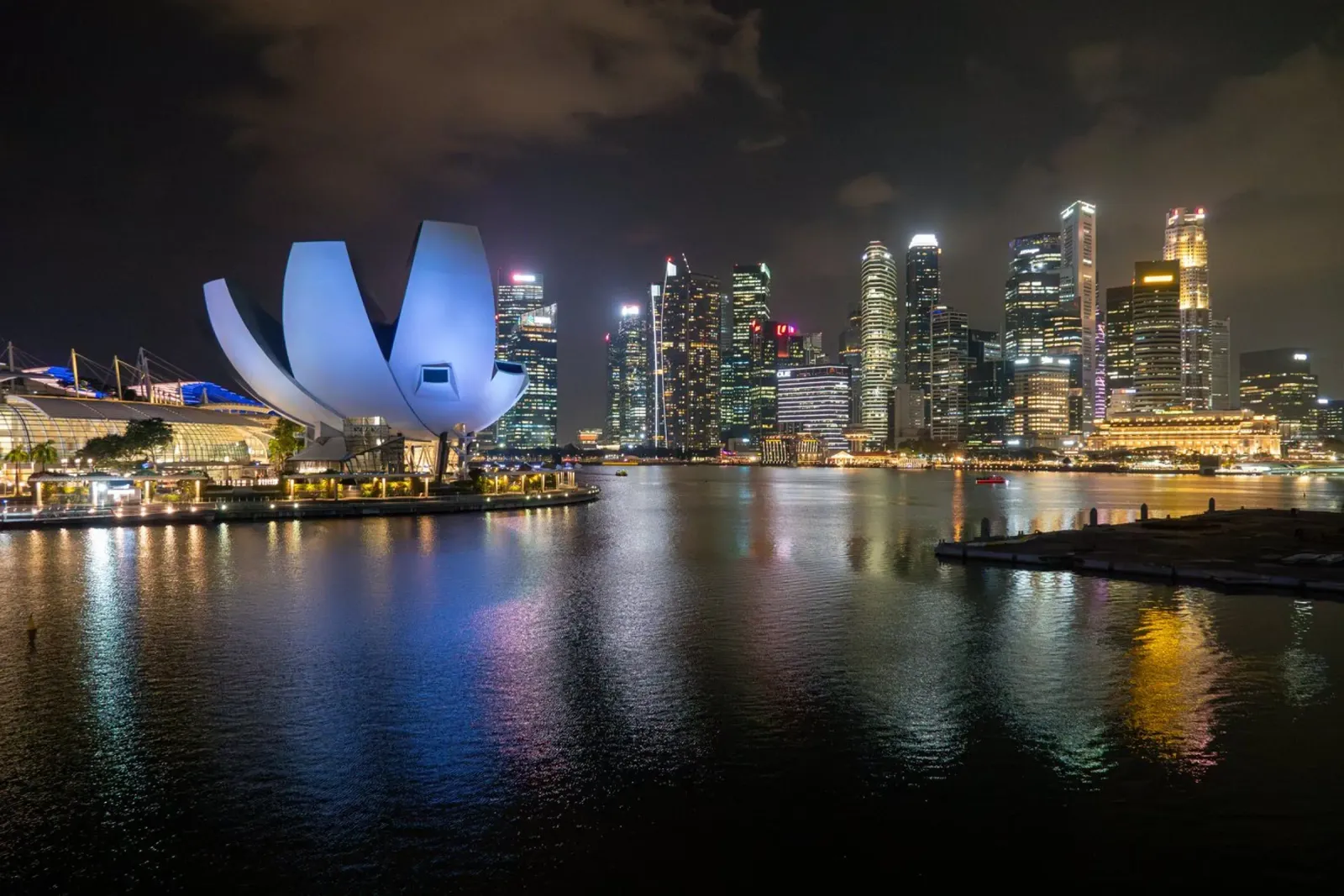 Vue d'ensemble de la ville de Singapour la nuit dans le quartier des affaires poster avec cadre en plastique de anderm