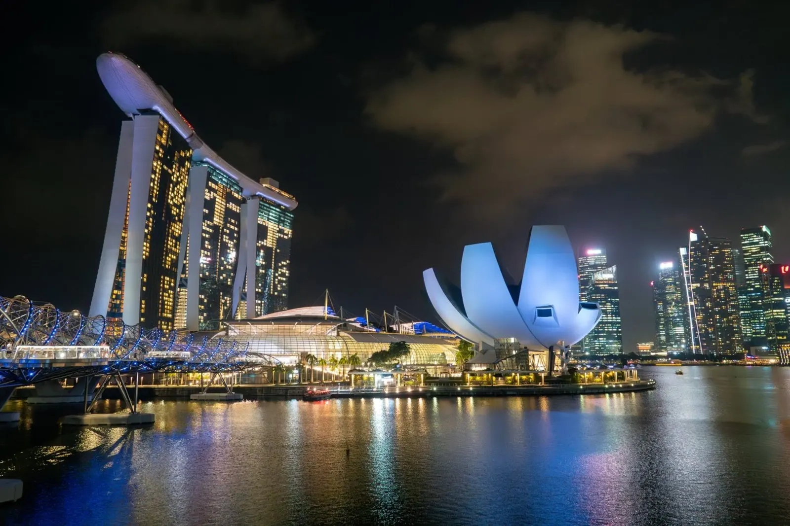 Vue d'ensemble de la ville de Singapour la nuit dans le quartier des affaires poster avec cadre en bois de anderm