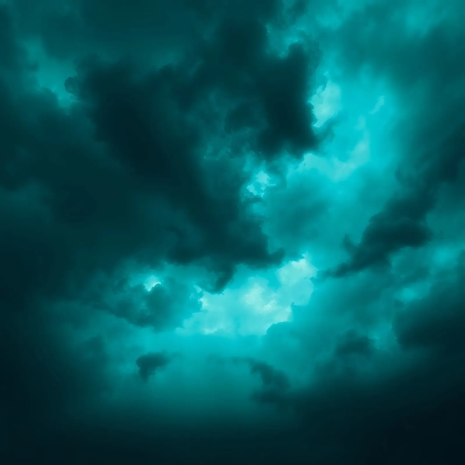 Nuvole drammatiche che turbinano in un cielo lunatico prima del temporale pellicola backlit da DesignDoodle