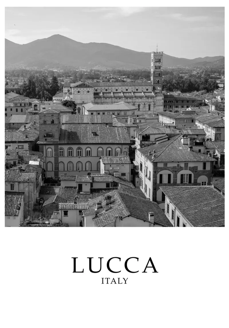 Lucca Toscana Italia Scena Skyline Scala di grigi poster con telaio in plastica da Charnwood Prints