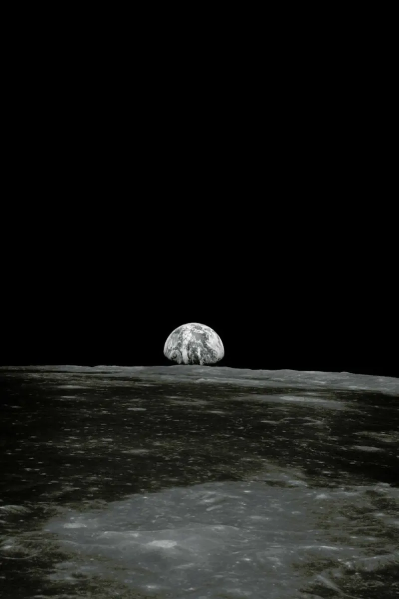 Earth Rising Over Moon's Horizon II poster con telaio in alluminio da Vintage by JUNIQE