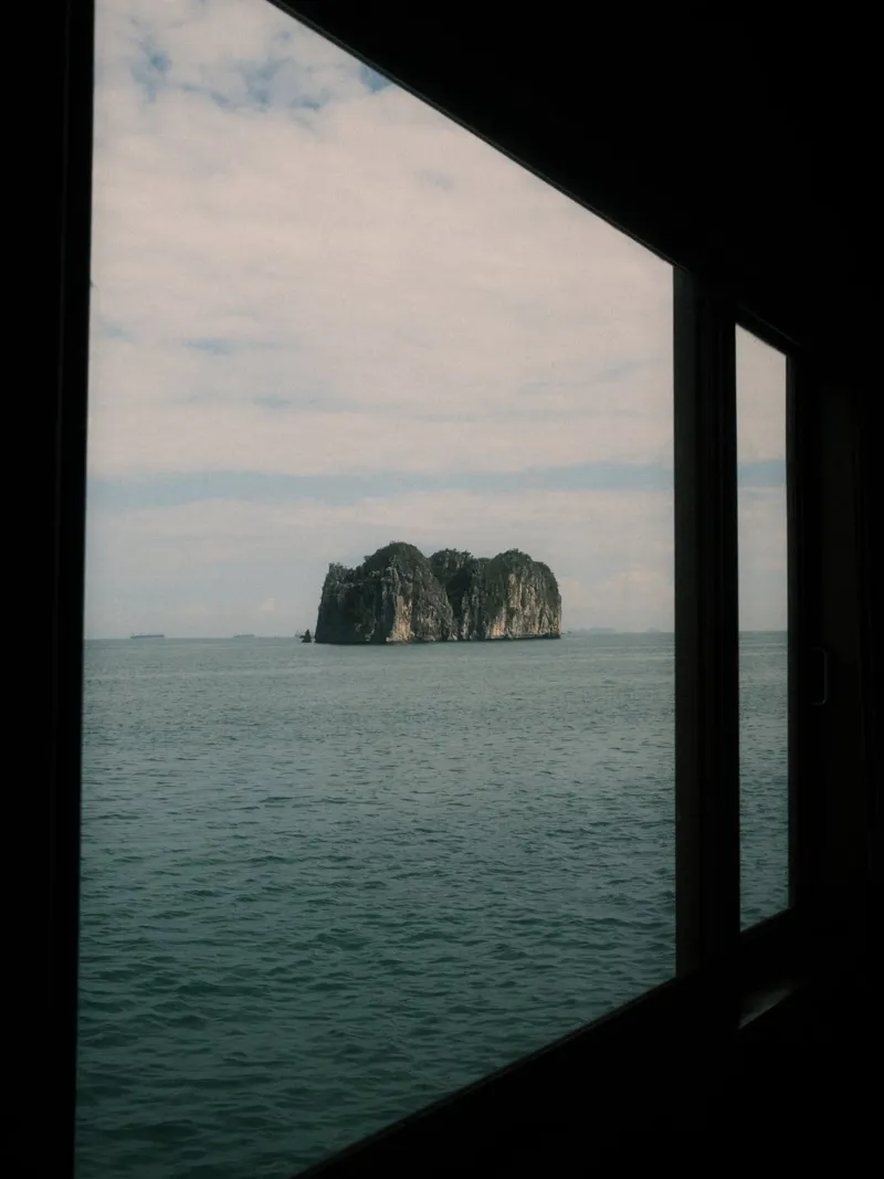 Framed by the Sea at Halong Bay pellicola backlit da FujiPrints