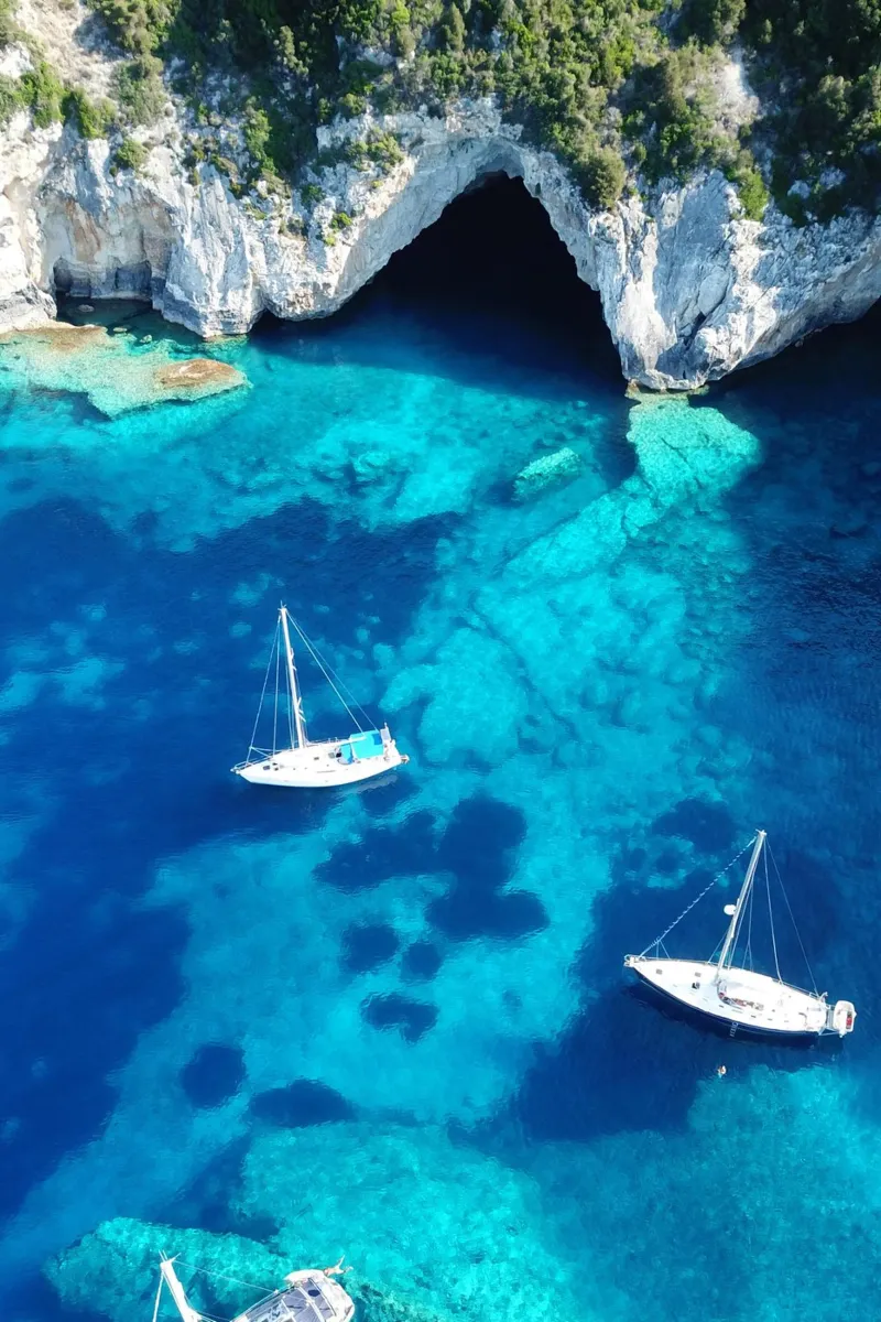 Blue Lagoon, Reistip Print, Zeilen Print, Oceaan canvas van TheTravelClub