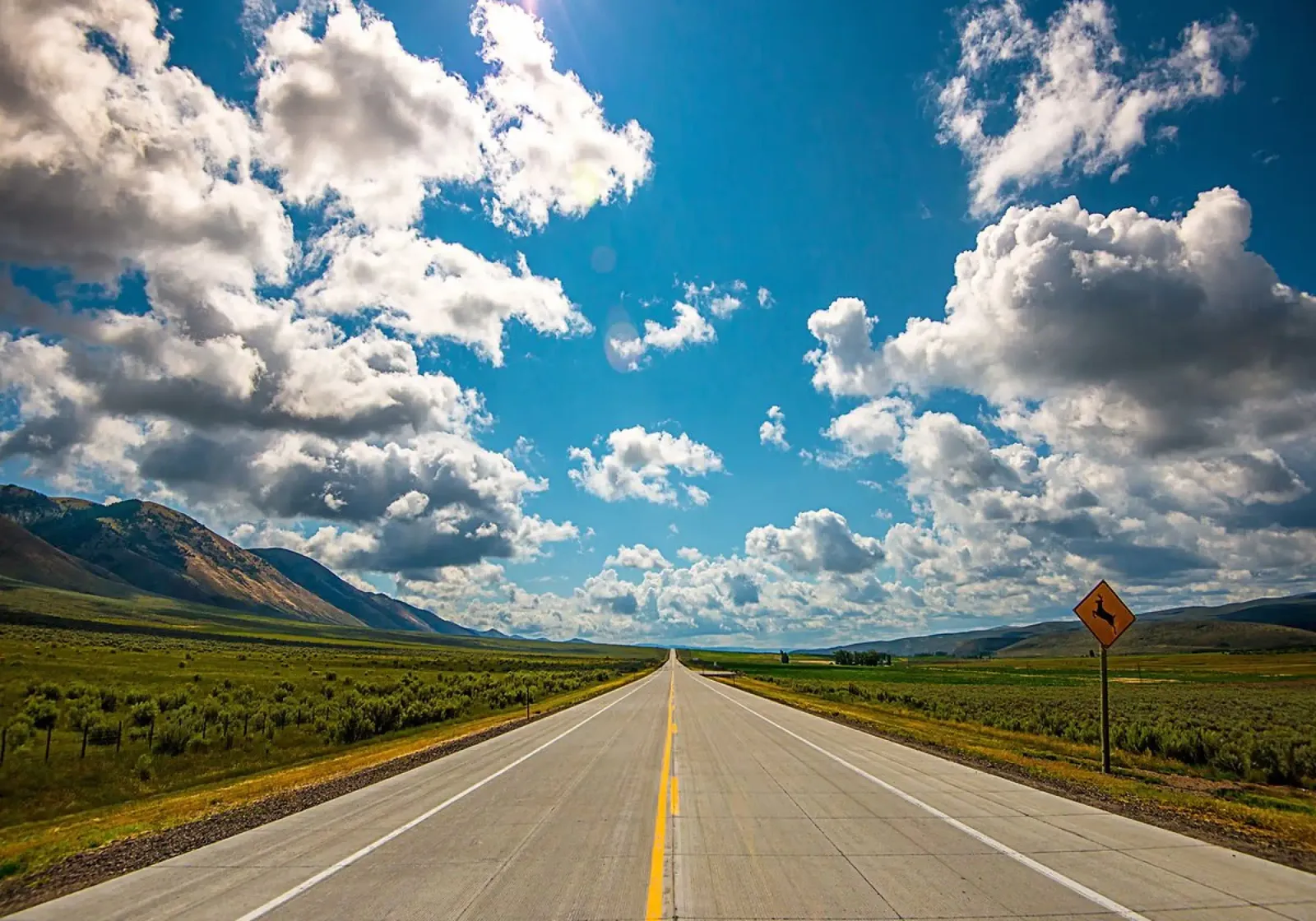 Autobahn offene Straße Straßenschild Wolken Berge Landschaft Leinwand von Kirsten C Nolan