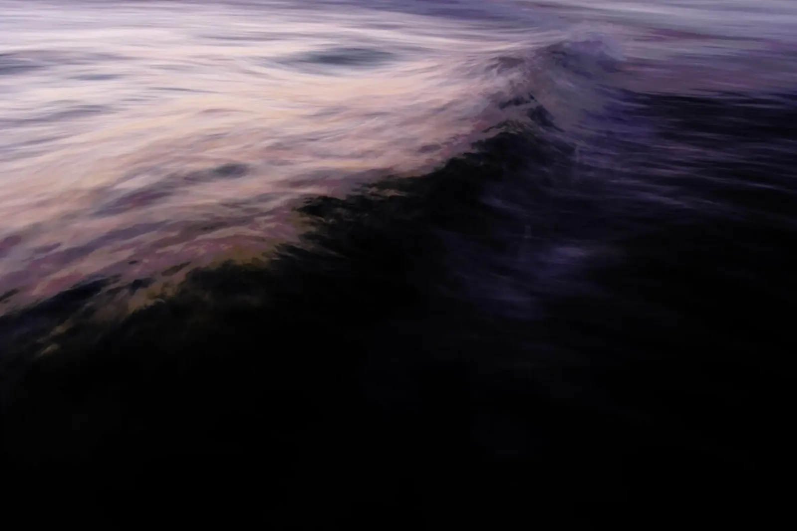 The Uniqueness of Waves XVII pellicola backlit da Tal Paz-Fridman