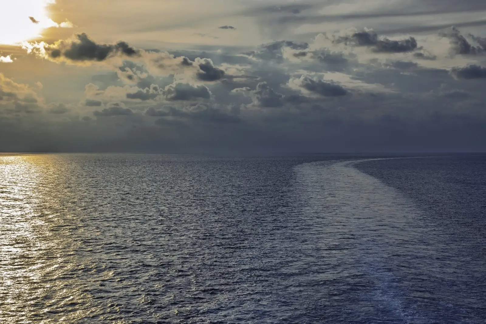 Luce dorata sull'oceano al tramonto o all'alba. poster con telaio in plastica da peuceta_BA