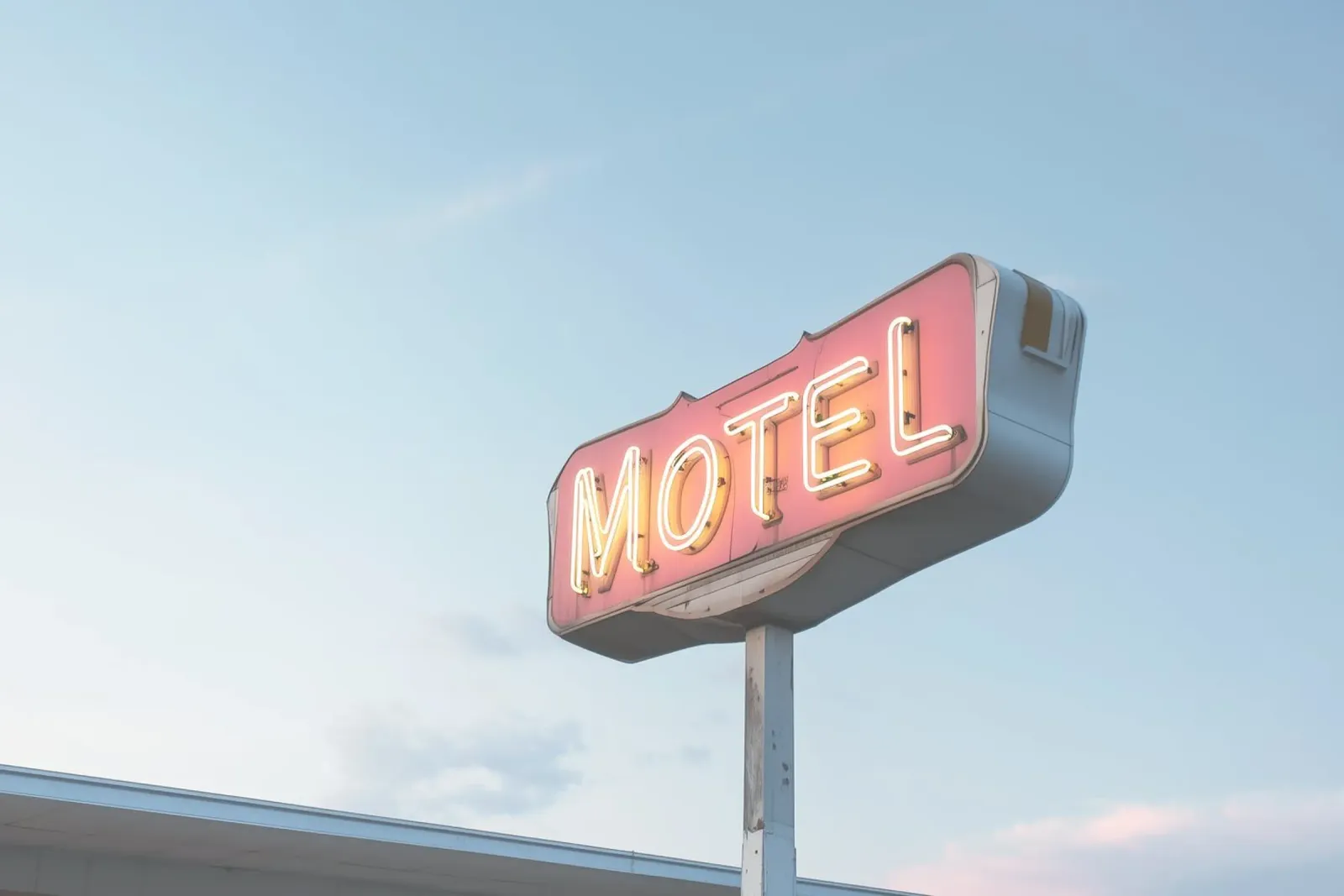 USA SérIA I Neon rosa retrò di un vecchio motel americano poster con telaio in plastica da Julie Travel Photography