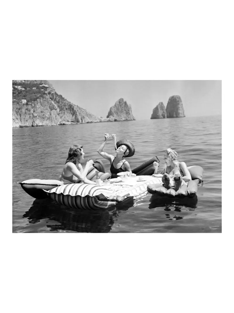 Mangiare spaghetti sull'acqua tela con Cornice a cassetta da Black And White