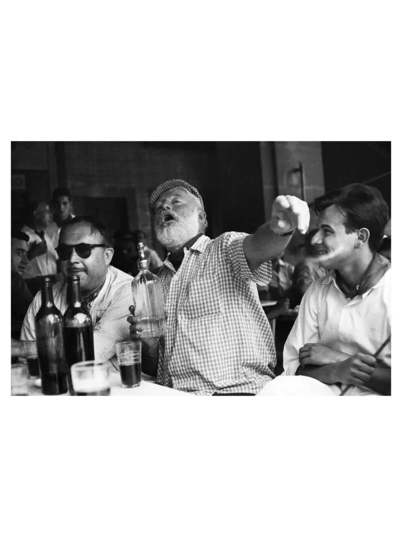 Ernest Hemingway beve con gli amici in un bar dell'Avana pellicola backlit da Black And White