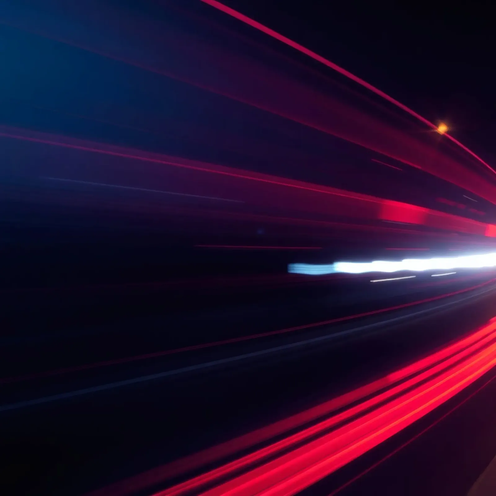 Scie luminose dinamiche su una strada cittadina di notte pellicola backlit da DesignDoodle