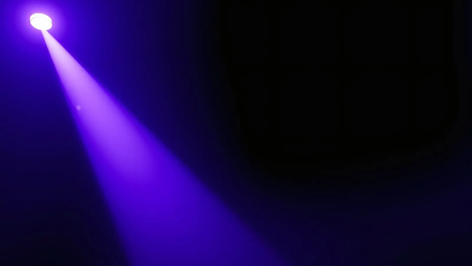 Uno splendido faretto viola che illumina una location buia pellicola backlit da DesignDoodle