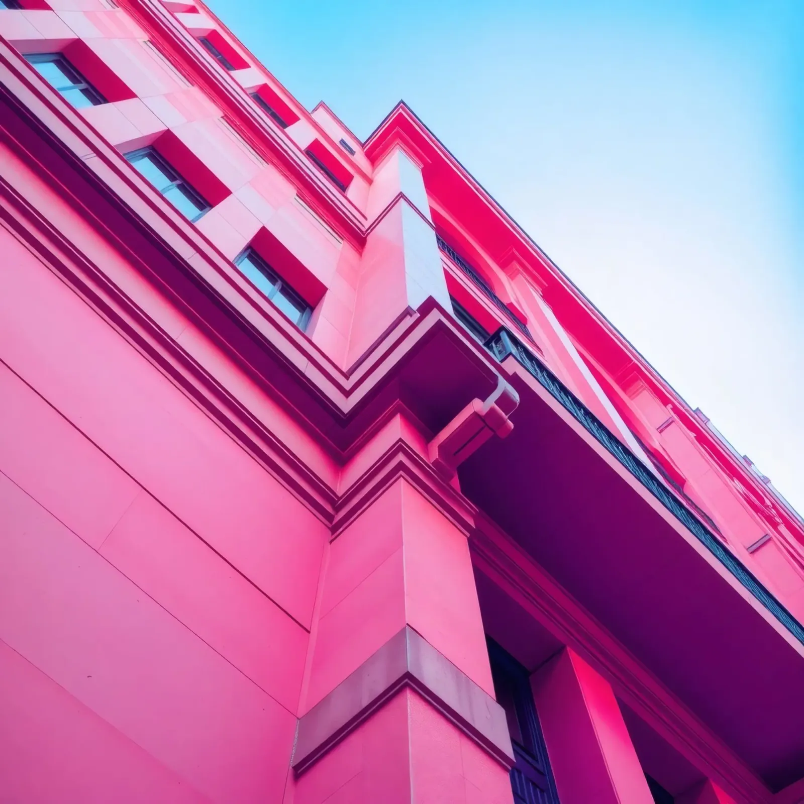 Design architettonico moderno con edificio di colore rosa acceso pellicola backlit da DesignDoodle