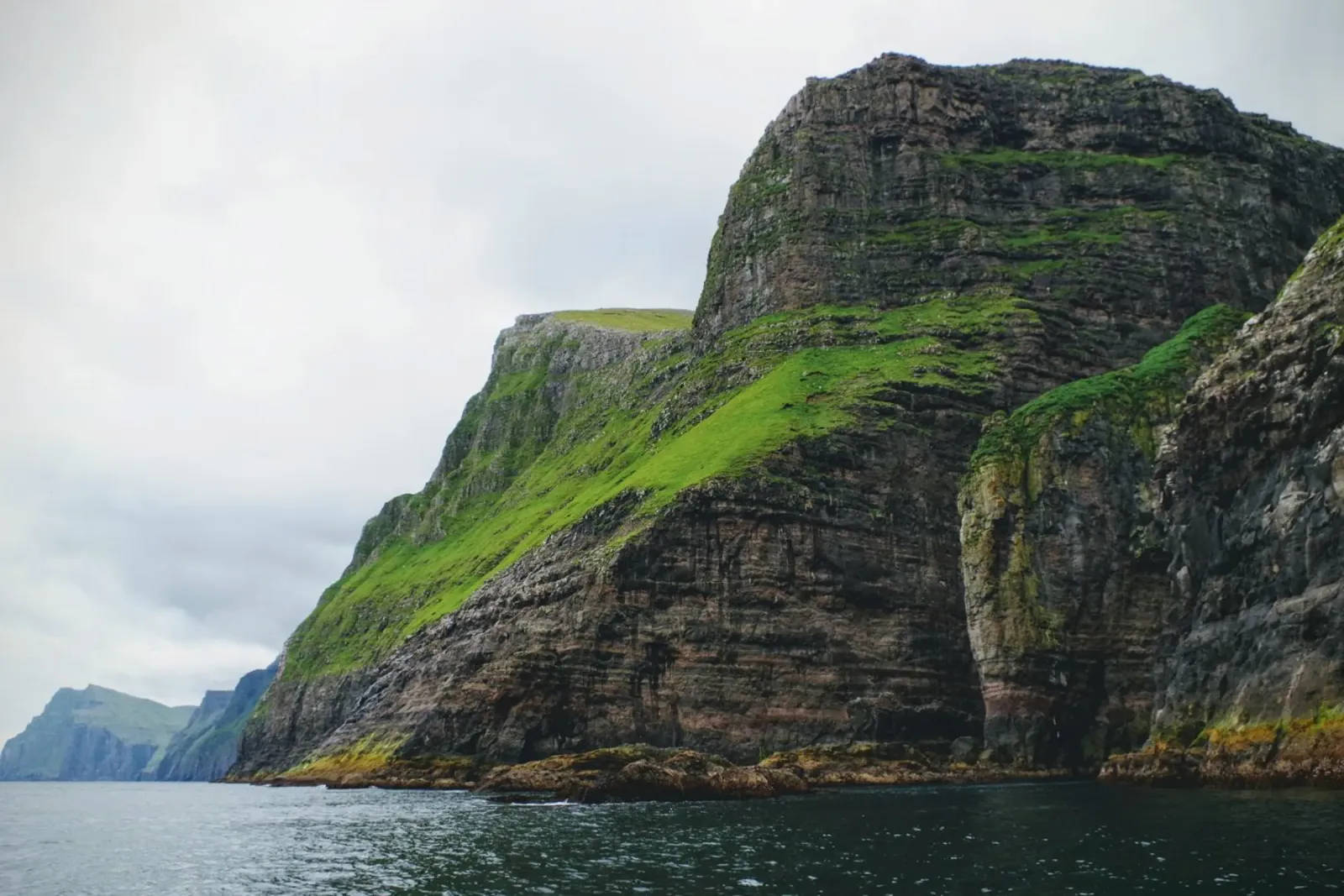 Faroes #01: Vestmanna's Cliffs - Can You Spot the Elephant? pellicola backlit da zenitt