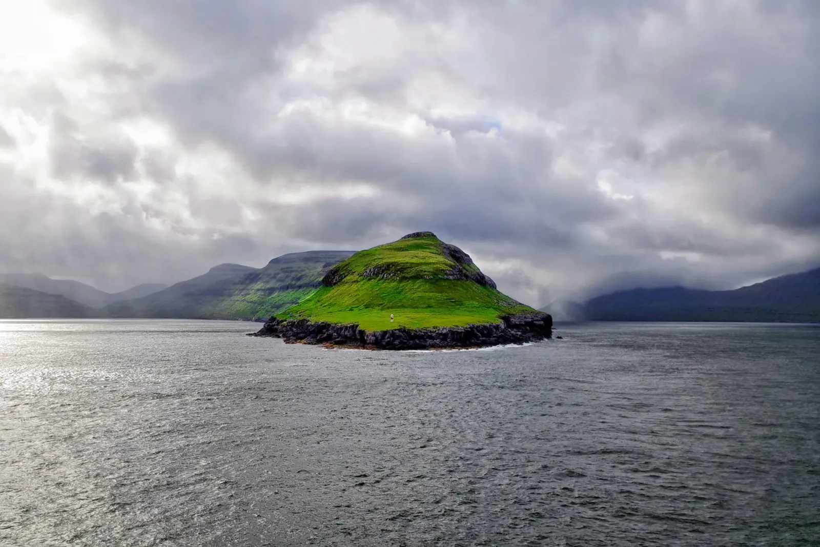 Faroes #05:  Lighthouse Serenity pellicola backlit da zenitt