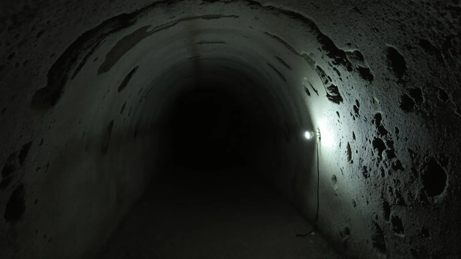 Exploration d'un tunnel souterrain sombre en basse lumière hahnemühle de DesignDoodle