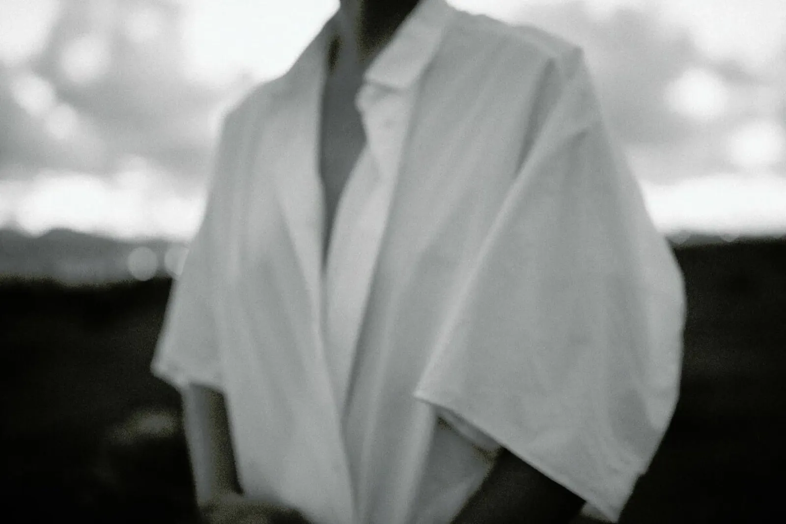 Oversized pellicola backlit da Chris Abatzis