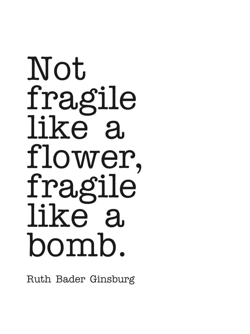 Non fragile come un fiore, fragile come una bomba citazione poster da Paigaam Studio