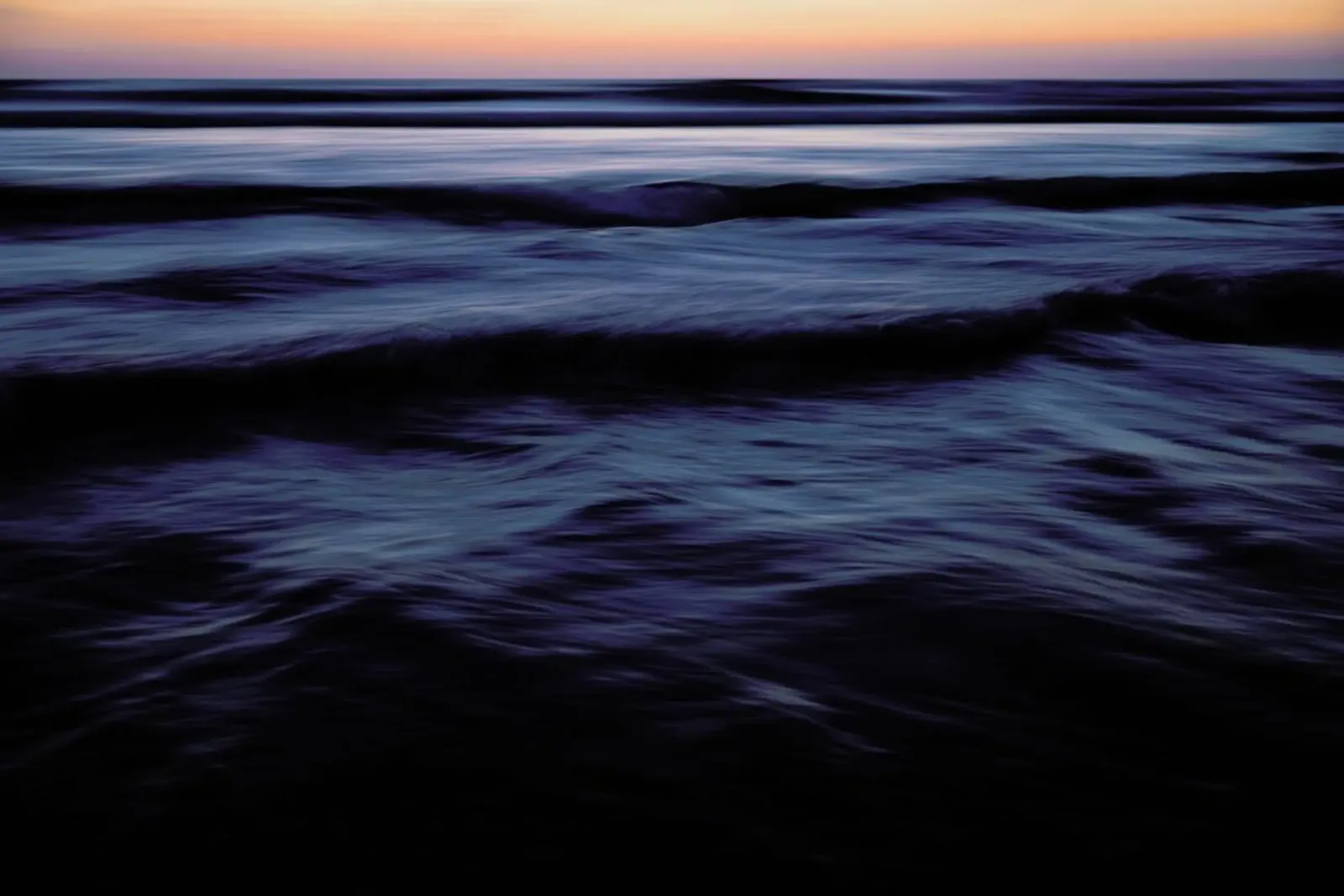 The Uniqueness Of Waves Xxxv pellicola backlit da Tal Paz-Fridman