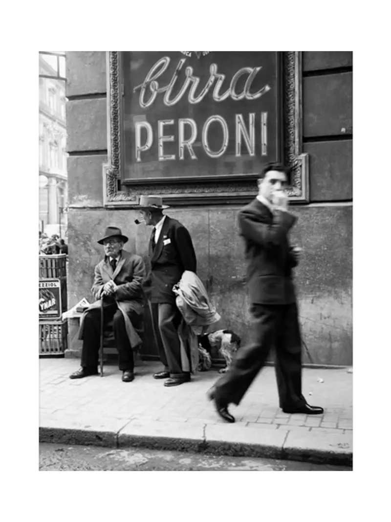 Uomini in una strada di Napoli alluminio dibond da Black And White