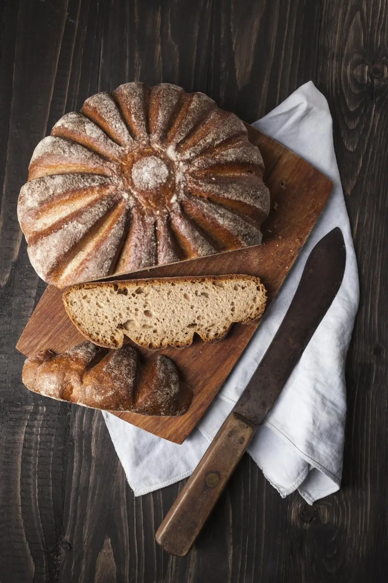 Rundes handwerkliches Brot auf Brett Hahnemühle von foodphotolove