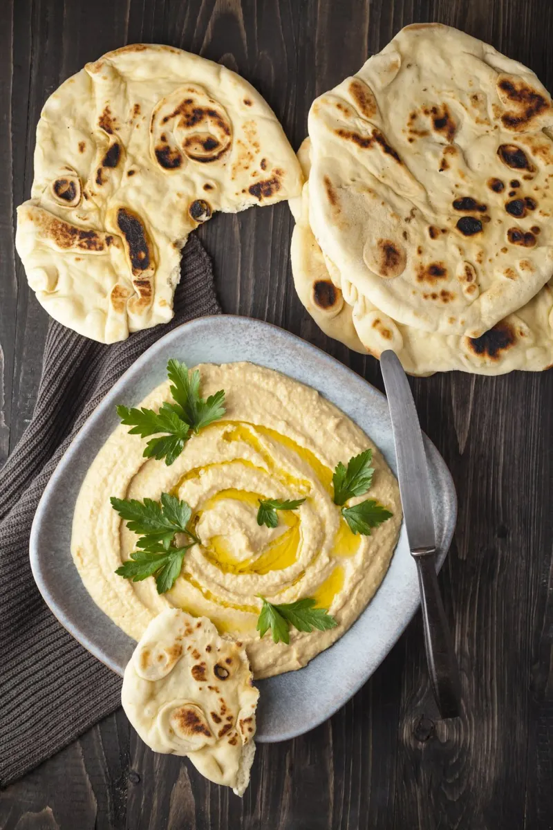 Pane Naan con Hummus pellicola backlit da foodphotolove