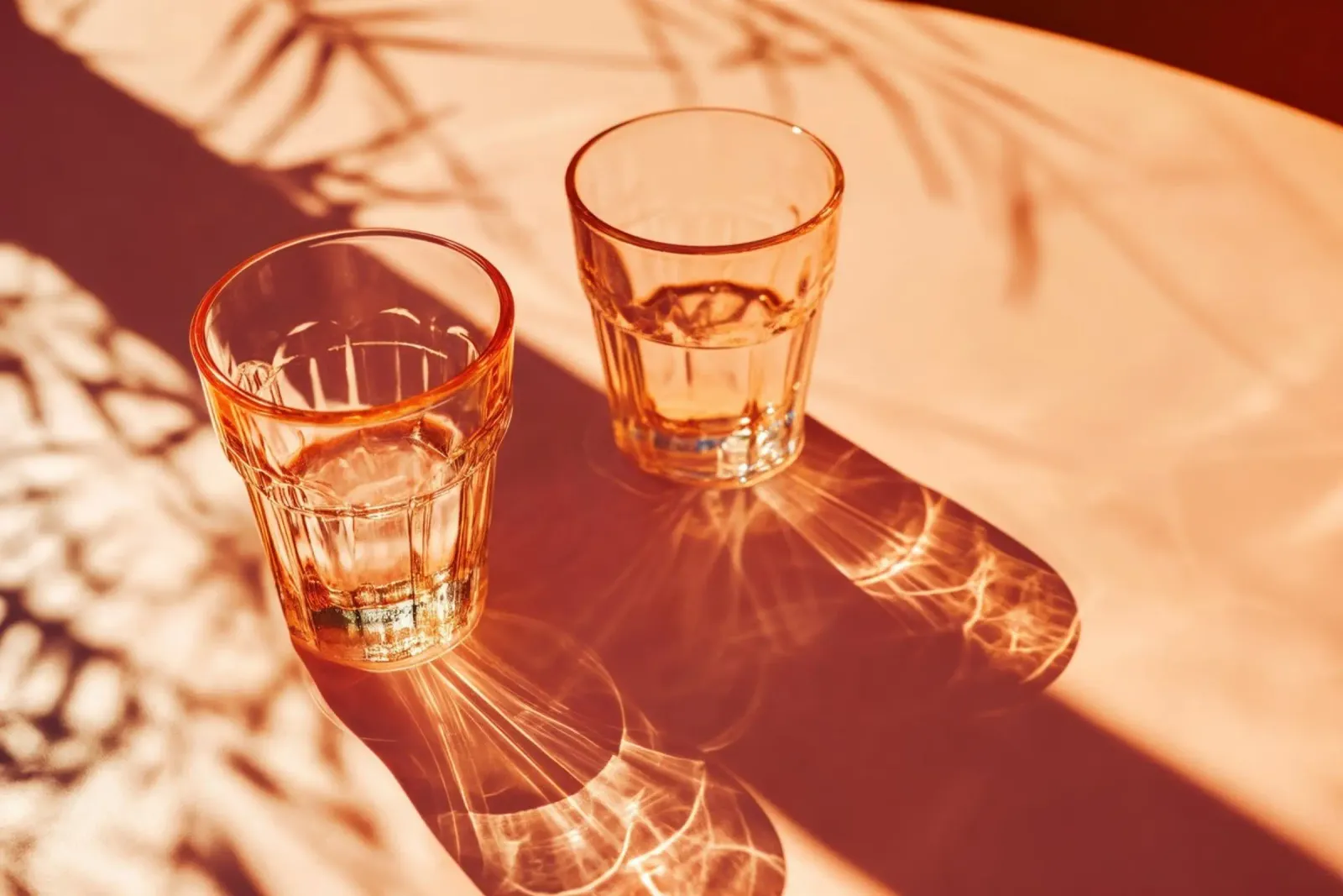 Deux verres avec des ombres sur une table hahnemühle de Lisa Artifexia