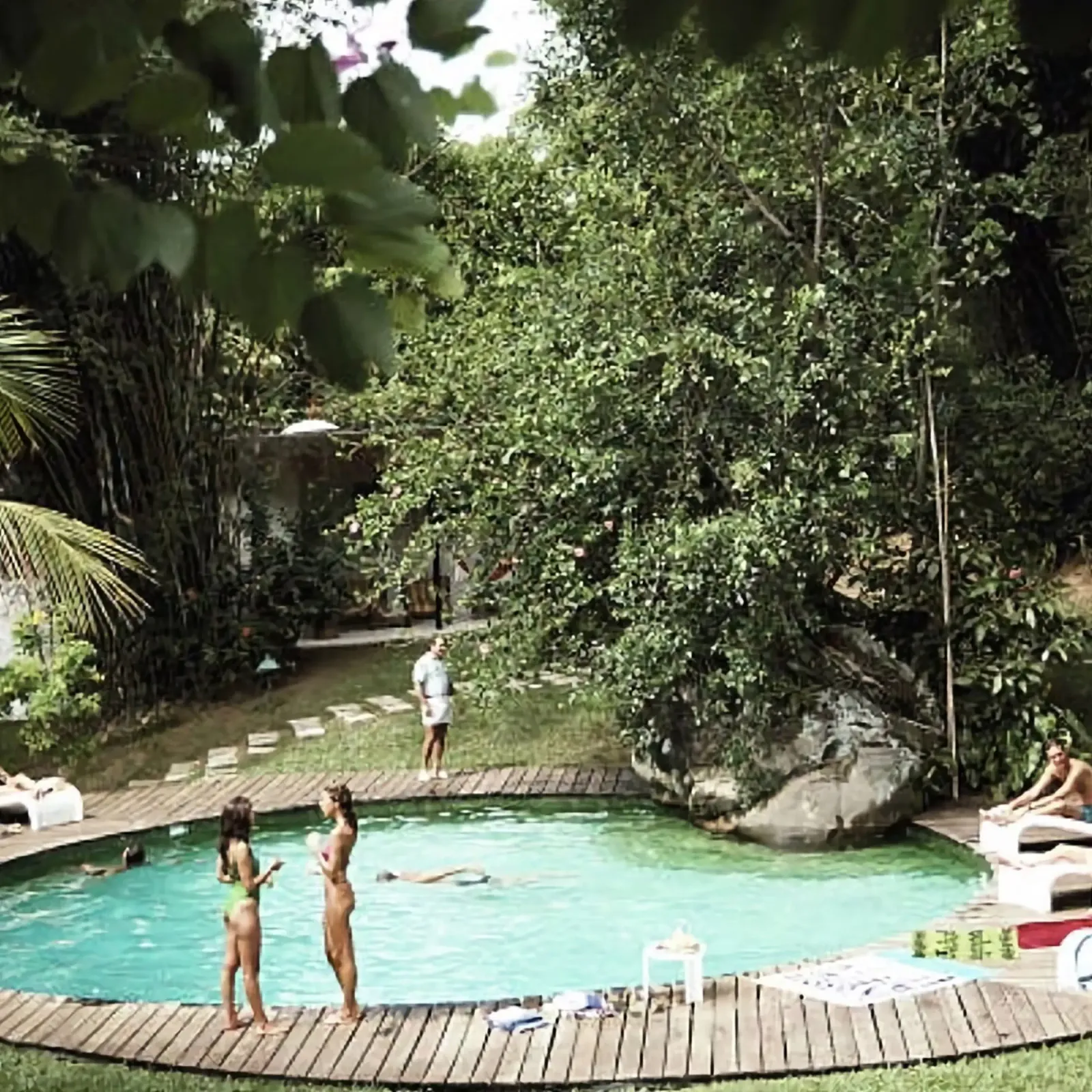 Un groupe de personnes dans une piscine - Slim Aarons hahnemühle de The Poster UK