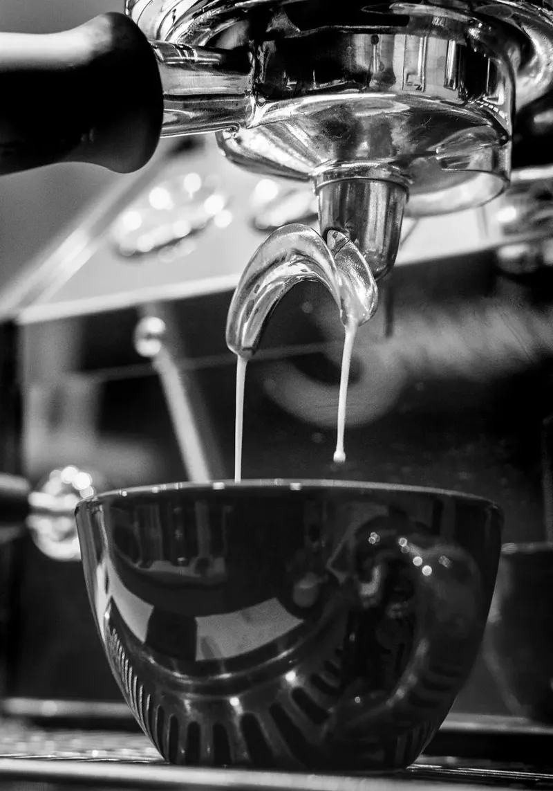 caffè espresso pellicola backlit da Luke Yaeger