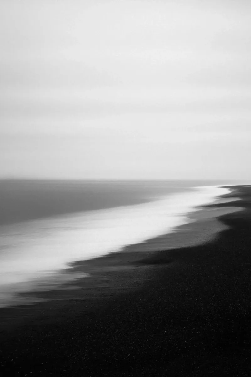 Spiaggia di sabbia nera - Paesaggio marino monocromatico pellicola backlit da Indigo Tides Art