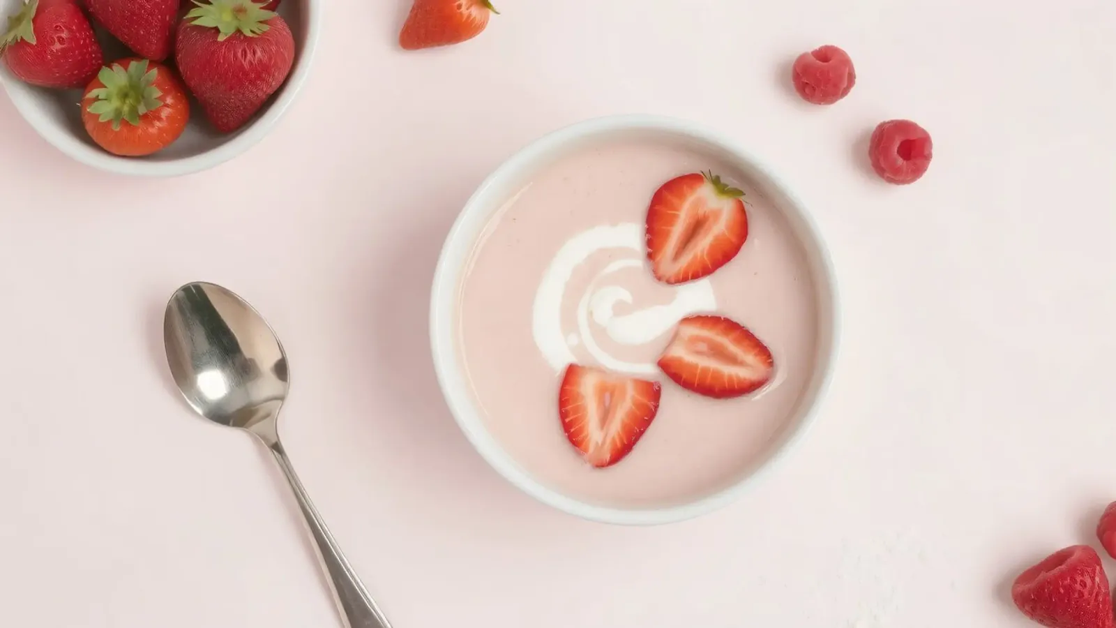 Fragole e lamponi freschi serviti in una ciotola di panna poster da DesignDoodle