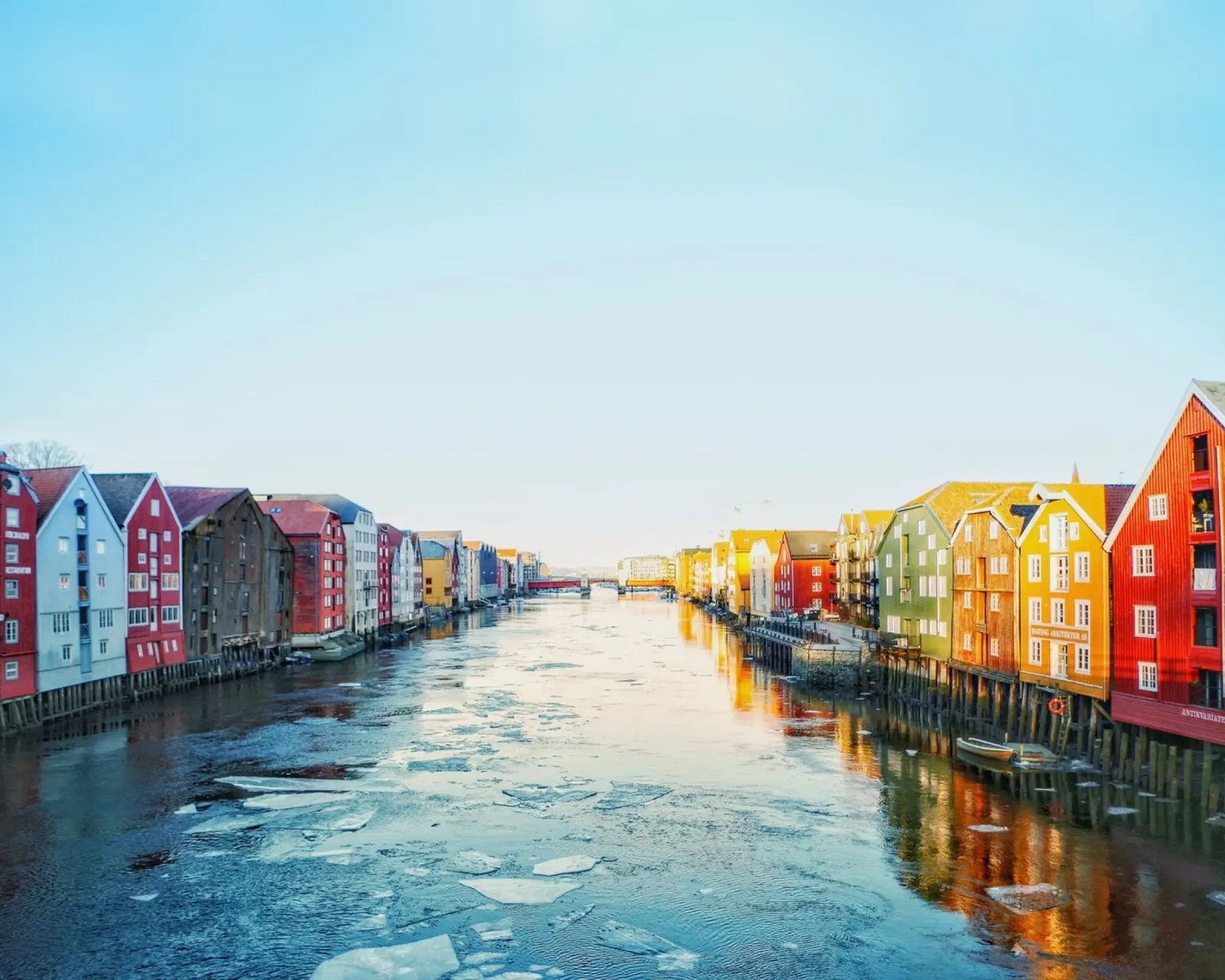 Nordic #01: Where Colors Meet the Cold - Trondheim pellicola backlit da zenitt