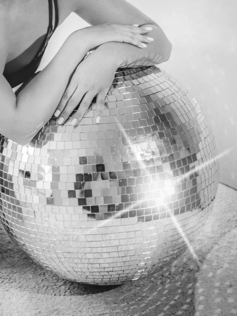 Disco Glow Fotografia in bianco e nero di palla da discoteca lucida poster con telaio in plastica da Dagmar Pels