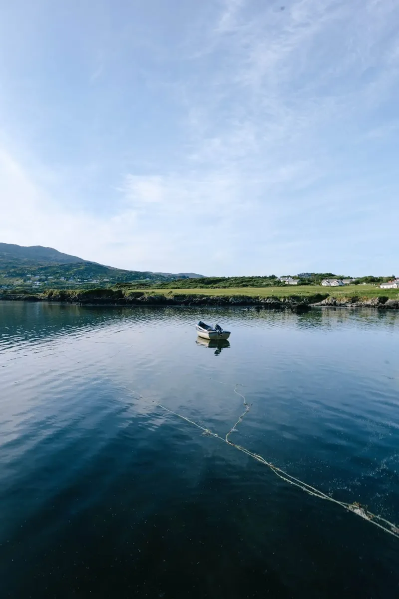 Das einsame Boot Leinwand mit Schattenfugenrahmen von The Wild Creative Studio