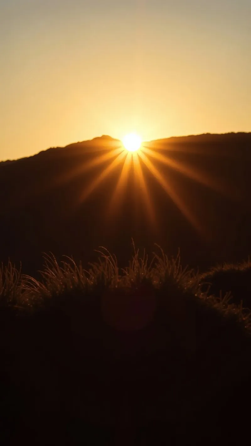 Coucher de soleil éclatant sur le flanc d'une colline poster avec cadre en aluminium de DesignDoodle