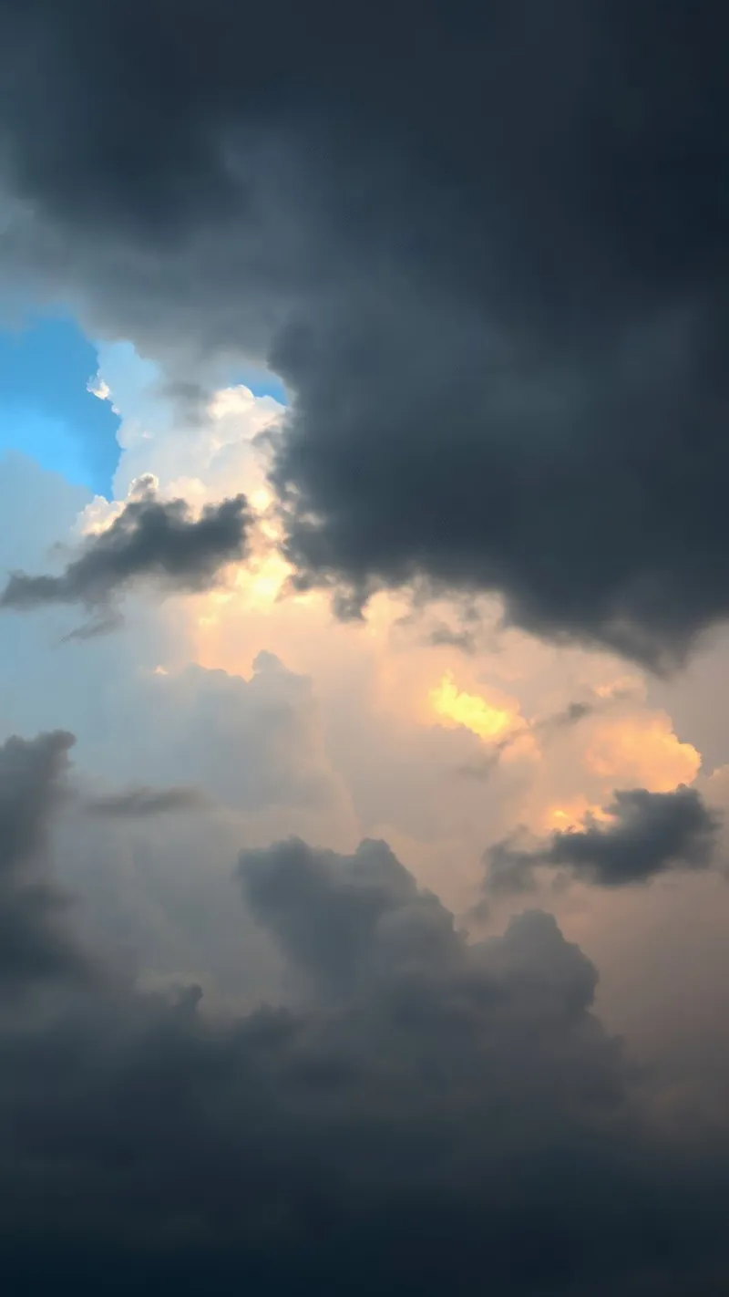 Drammatiche formazioni nuvolose con accenni di cielo blu pellicola backlit da DesignDoodle