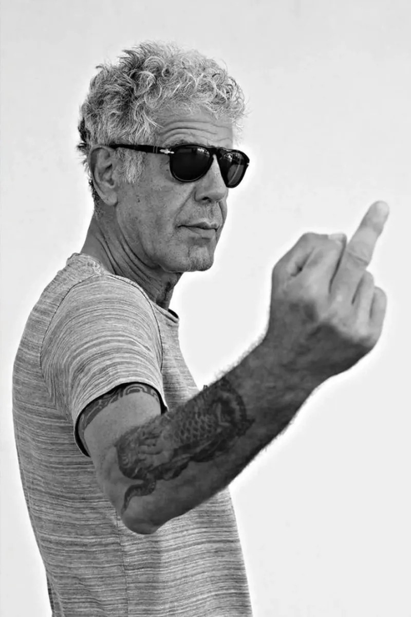 Dito medio Bourdain pellicola backlit da Beth Pop Culture
