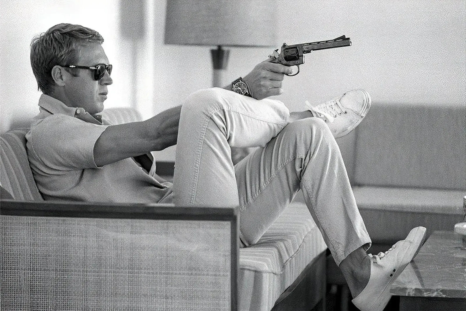 Steve McQueen con la pistola pellicola backlit da Beth Pop Culture