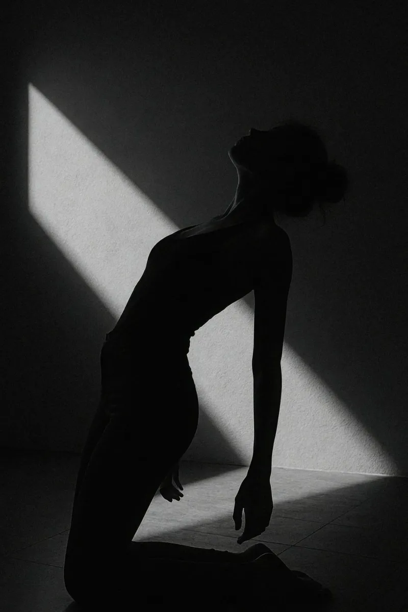 Éclat intime à Paris - Corpo e luce poster con telaio in legno da Black & White