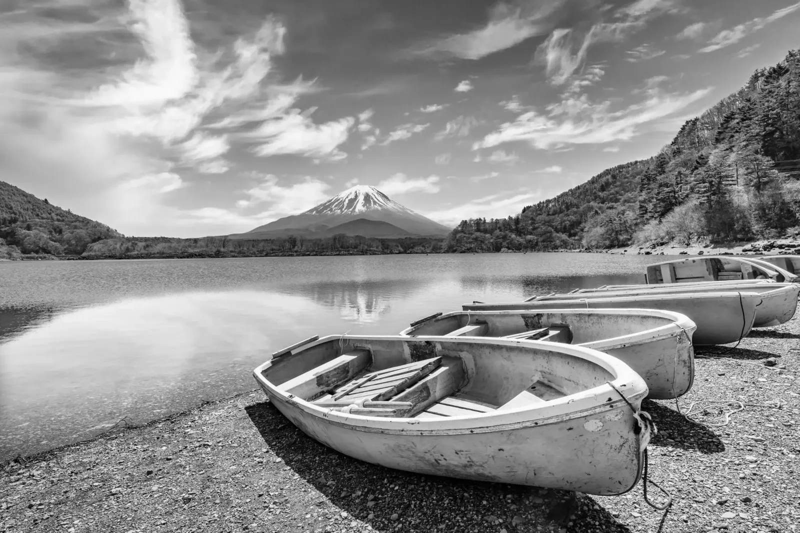 Idillio al lago Shoji con il monte Fuji | monocromia tela con Cornice a cassetta da Melanie Viola