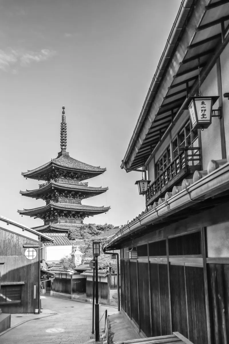 Historisches Kyoto mit Yasaka Pagode | monochrom Poster von Melanie Viola