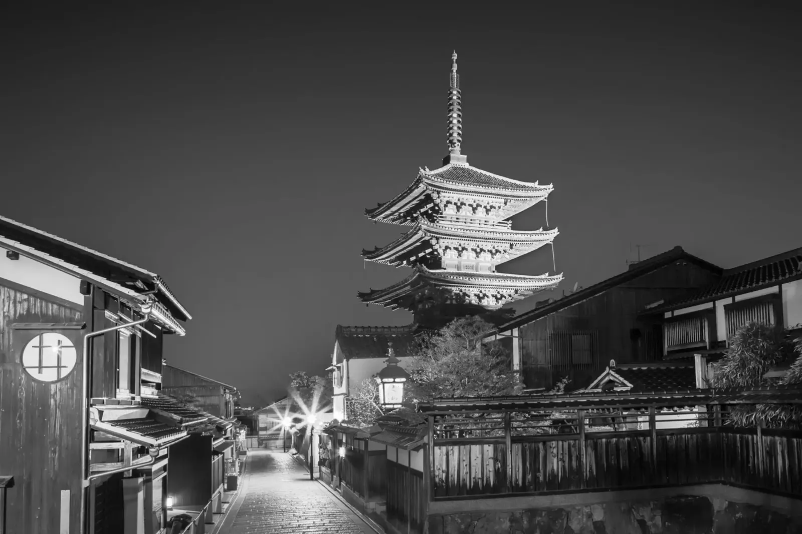 Yasaka Pagode im historischen Kyoto am Abend | monochrom Poster von Melanie Viola