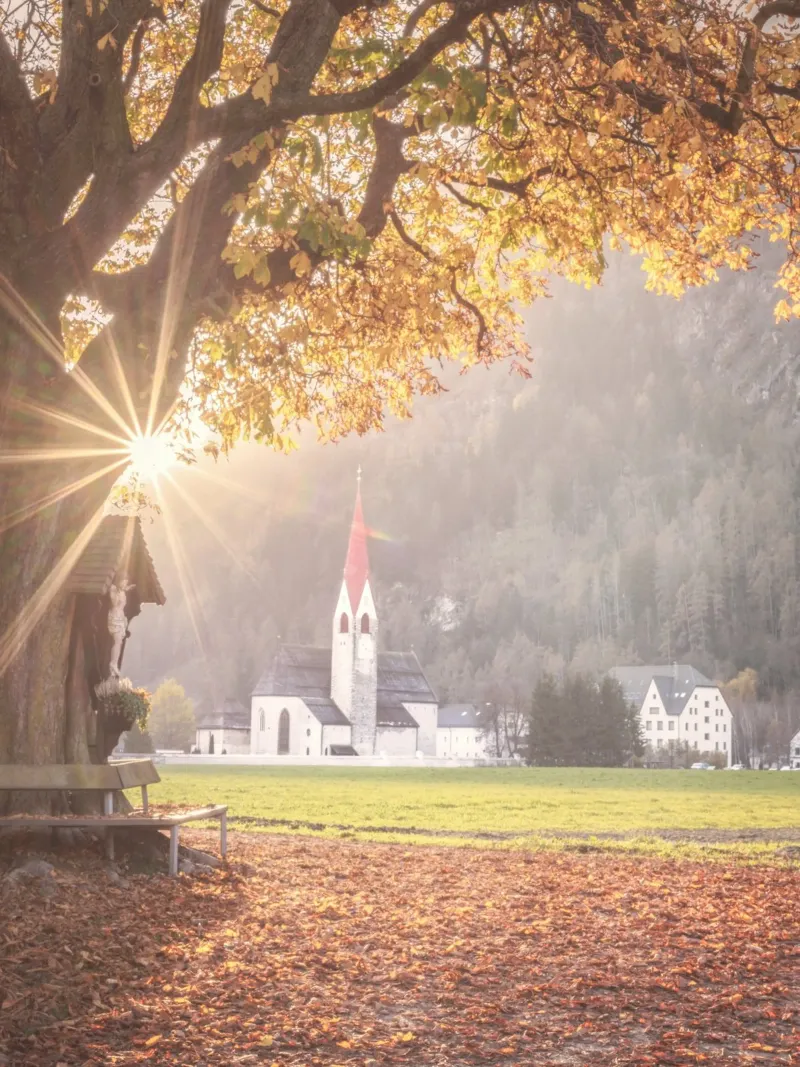 Lumière dorée et silence Chapelle d'automne dans le Tyrol du Sud poster avec cadre en aluminium de Dagmar Pels